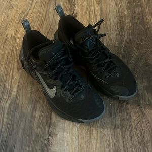 Nike Giannis Immortality black basketball shoes. Excellent used condition. Mens8